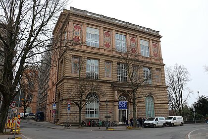 Man sieht das Gebäude der Kunstakademie Düsseldorf