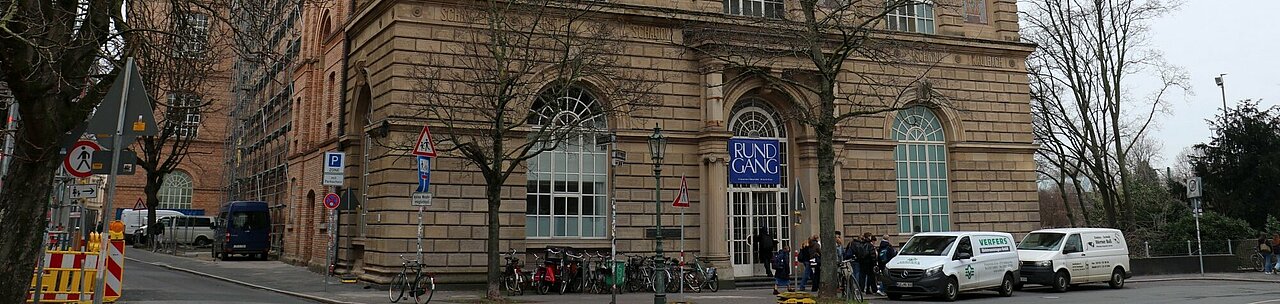 Man sieht das Gebäude der Kunstakademie Düsseldorf