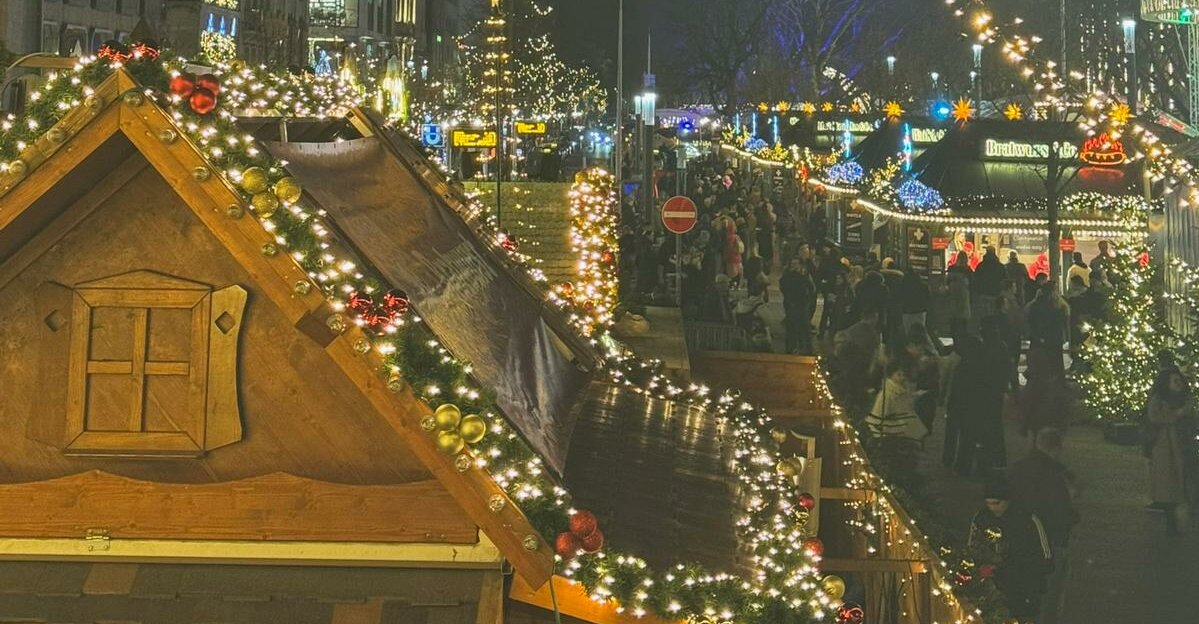 Auf dem Bild sieht man den Weihnachtsmarkt in Düsseldorf mit den verschiedenen Glühweinständen (Foto:Marie Förder)
