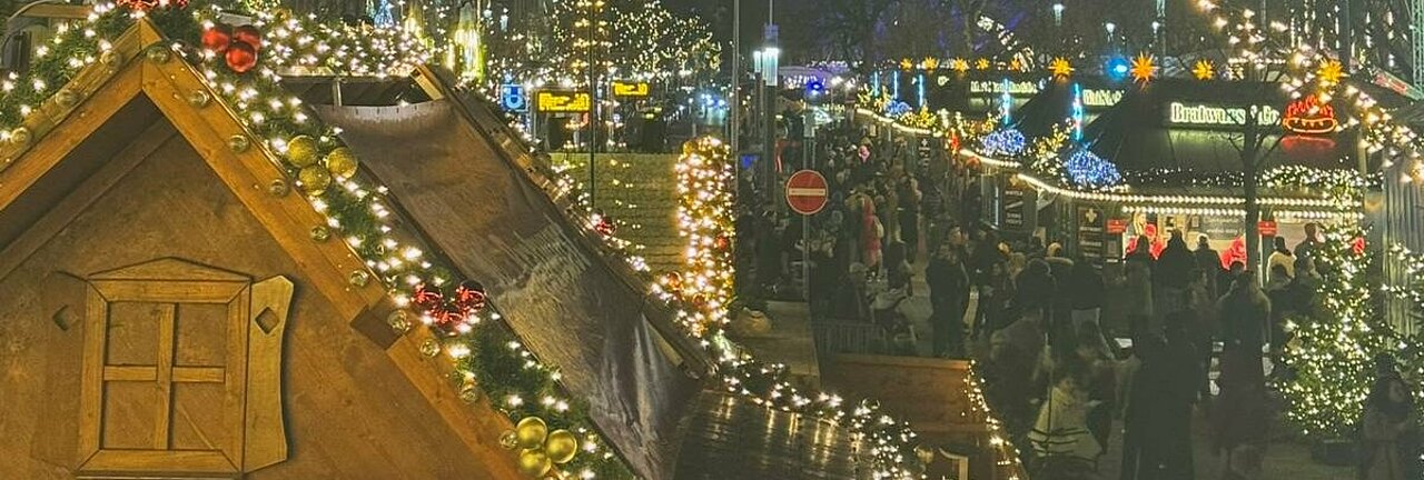 Auf dem Bild sieht man den Weihnachtsmarkt in Düsseldorf mit den verschiedenen Glühwe