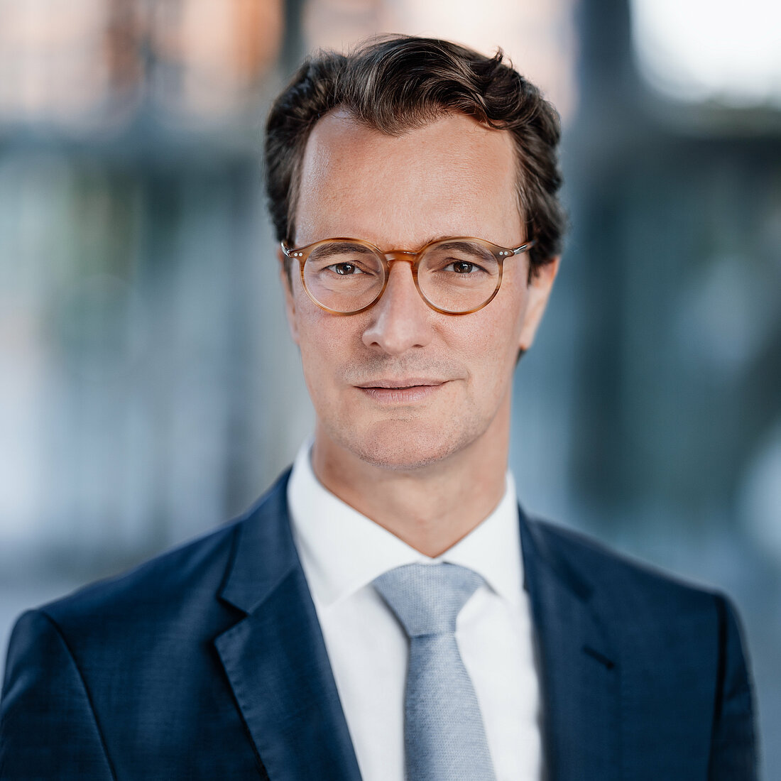 Hendrik Wüst (Foto: CDU NRW | Tobias Koch) Zu sehen ist ein mittelalter Mann im Anzug und mit Brille, welcher freundlich in die Kamera blickt