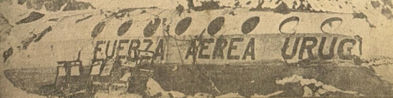 Auf dem Bild sieht man das abgestürzte Flugzeug im Schnee