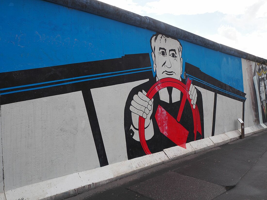 East Side Gallery in Berlin: Gorbatschow hält das Steuer (Foto: Theresa Schültken).