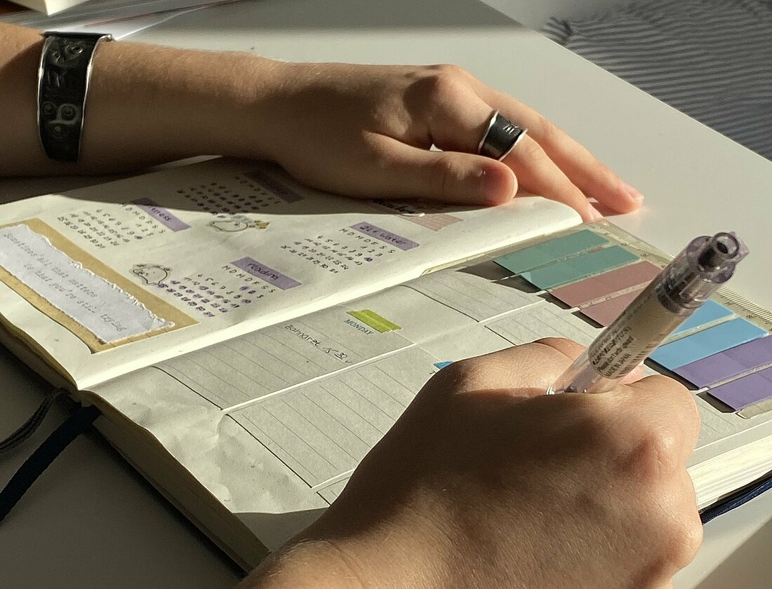 Ein offenes Notizbuch indem geschrieben wird 