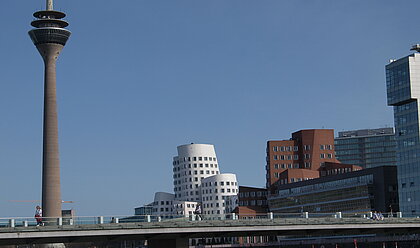 Auf dem Bild sieht man den Medienhafen bei blauen Himmel in Düsseldorf (Foto:Michelle Pieczyl)