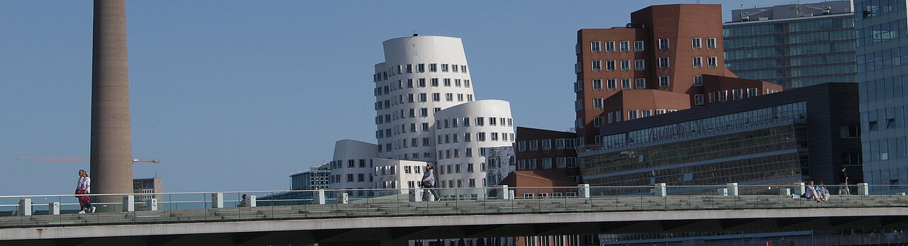 Auf dem Bild sieht man den Medienhafen bei blauen Himmel in Düsseldorf (Foto:Michelle Pieczyl)
