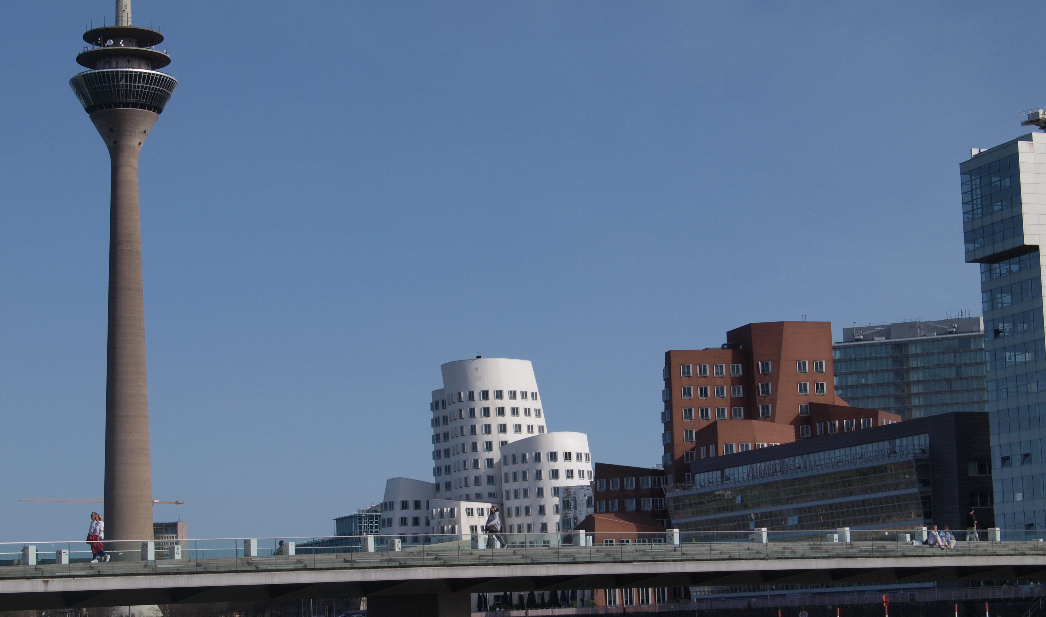 Auf dem Bild sieht man den Medienhafen bei blauen Himmel in Düsseldorf (Foto:Michelle Pieczyl)