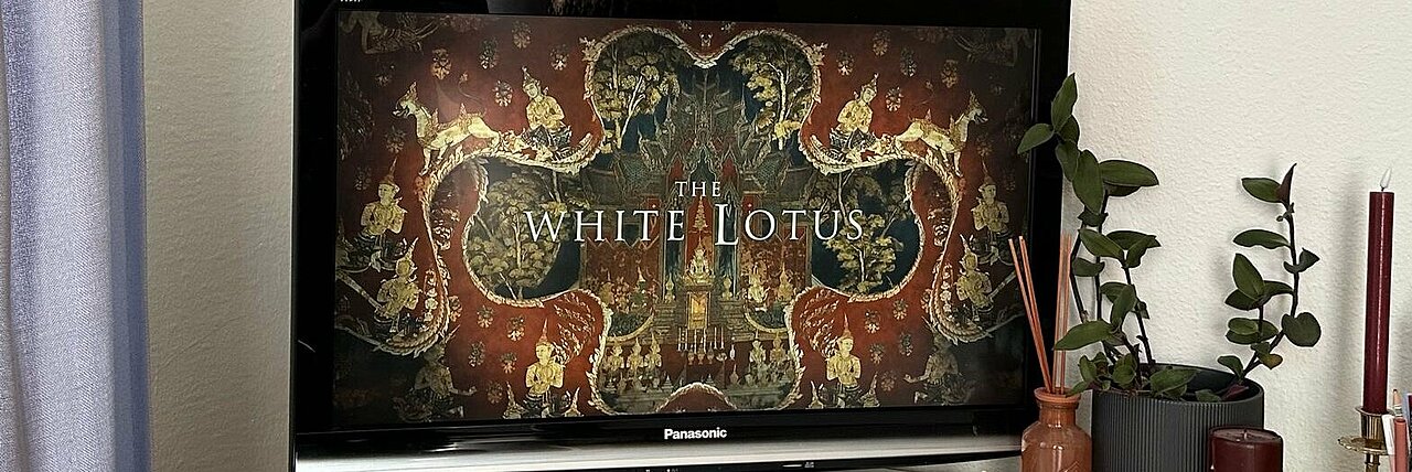 Auf dem Bild sieht man das Titelbild der neuen Staffel von "The White Lotus" auf dem Fernseher