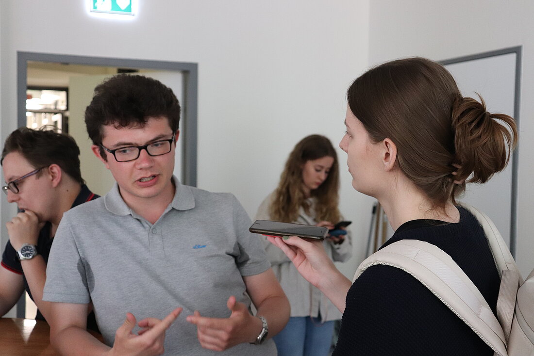 Luis Lohaus vom RCDS im Gespräch mit der cm3 Redaktion. (Foto: Hannes Rudolph) Auf dem Bild sieht man wie ein cm3 Reporter Luis Lohaus den Kandidaten des RCDS Interviewt
