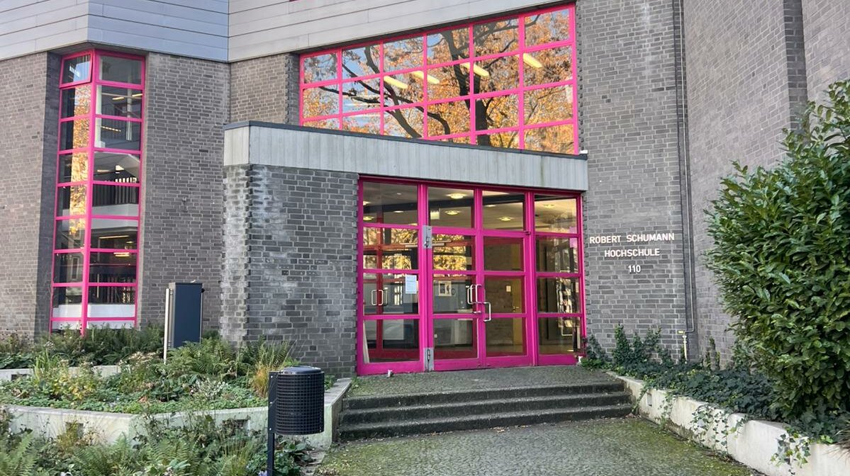 Auf dem Foto ist das Gebäude der Robert Schumann Hochschule zu sehen.