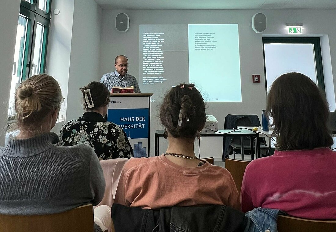 Auf dem Foto ist Autor Dean Atta zusehen, der aus seinem Buch "Der Schwarze Flamingo" vorliest.
