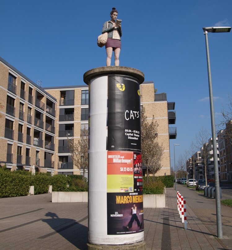 "Die Lesende" an der Bushaltestelle an der Hohenzollernallee (Foto: Michelle Pieczyk)