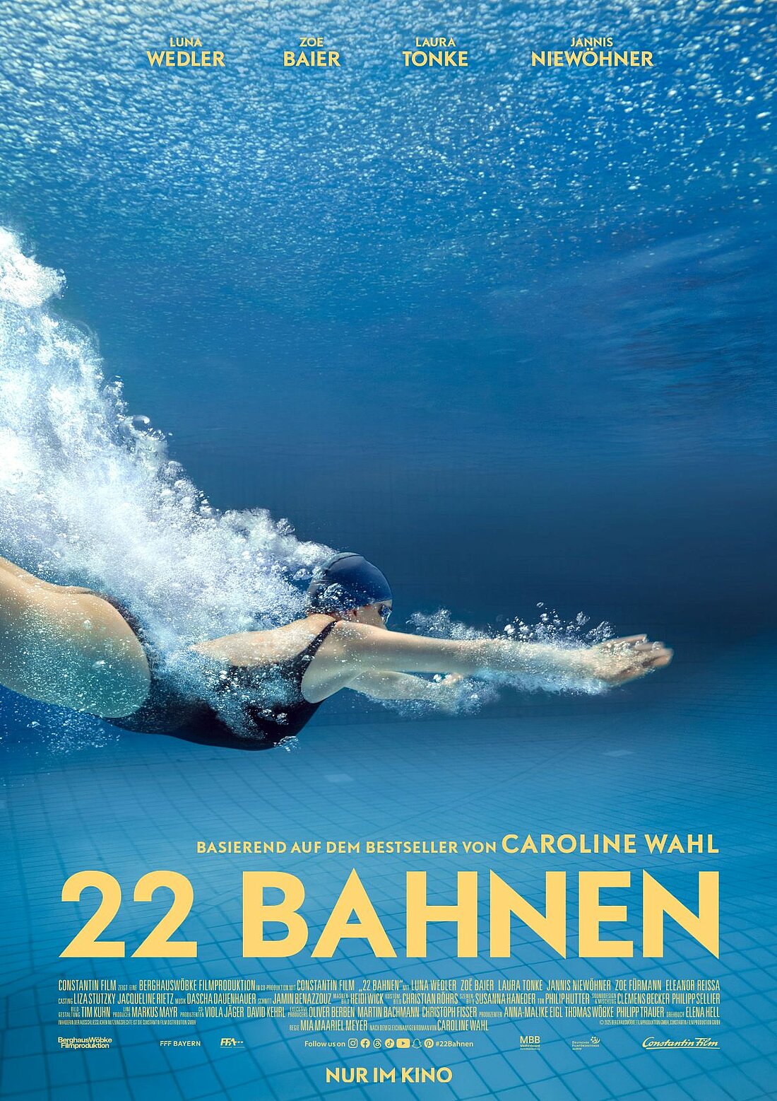Zu sehen ist das Filmplakat von dem Film 22 Bahnen, mit blauem Hintergrund und der Figur Tilda, die gerade taucht