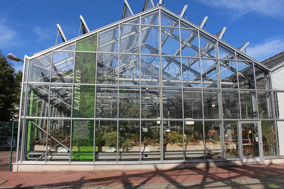 Man sieht die Frontsicht des Kalthauses im Botanischen Garten.