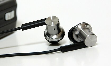 Auf dem Bild sieht man ein Paar In-Ear-Kopfhörer