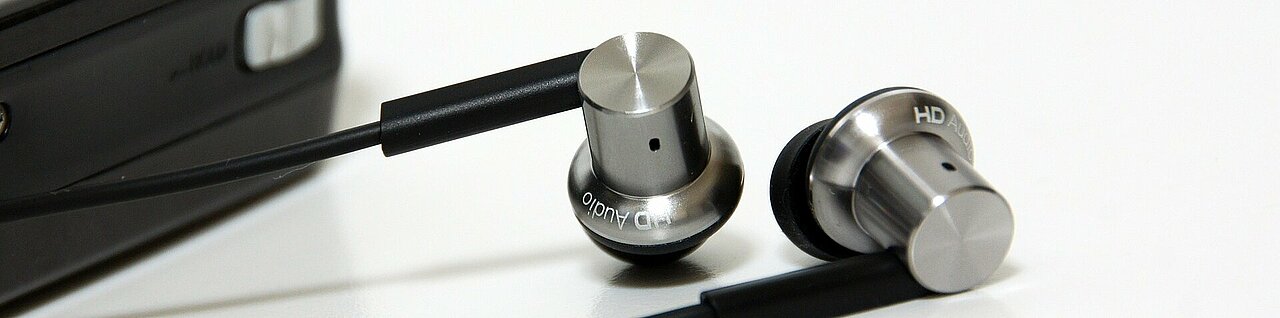 Auf dem Bild sieht man ein Paar In-Ear-Kopfhörer