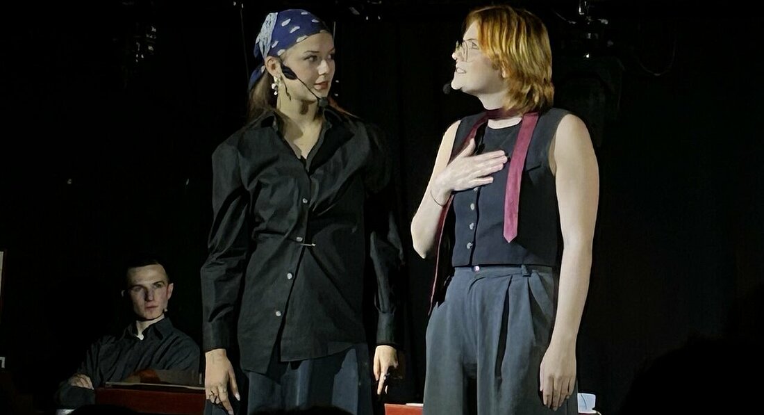 Man sieht die Darstellerinnen Jaden und die Oberbürgermeisterin, wie sie zusammen singen.