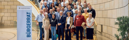 Zeigt den Bürgerrat im Landtag auf einer Treppe.