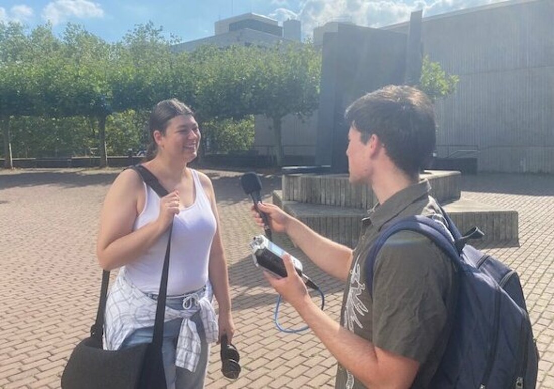 Auf dem Bild sieht man Lena, die von Pedro vom hochschulradio düsseldorf interviewt wird auf dem Campus.