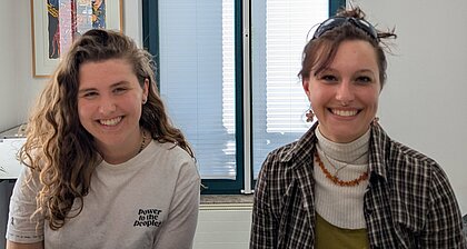 Zu sehen sind die beiden Beisitzerinnen vom Landesvorstand der Grünen Jugend NRW: Mara Kleine und Philippa Klein