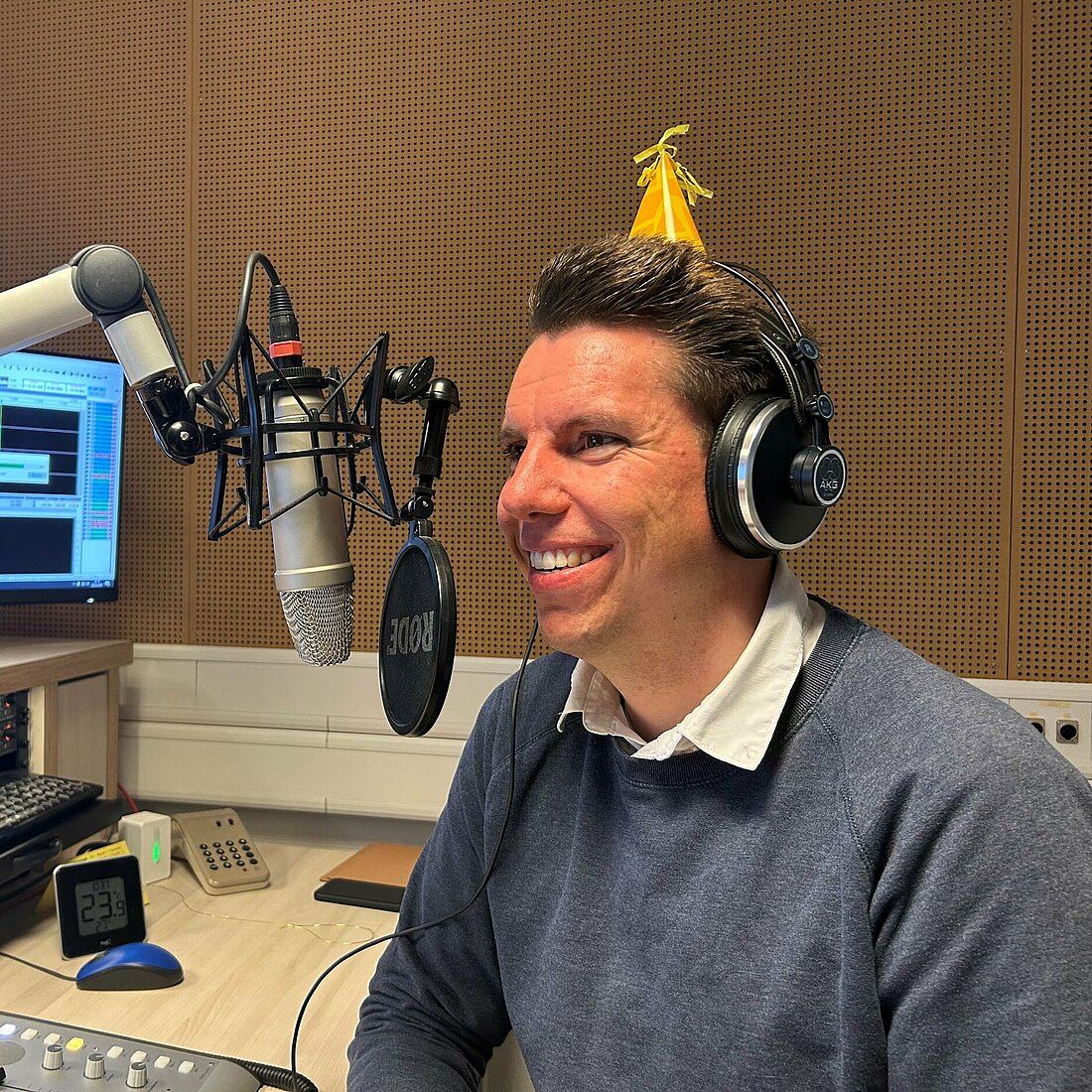 Auf dem Foto ist Maximillian Rieger neben einem Mikrofon zu sehen.