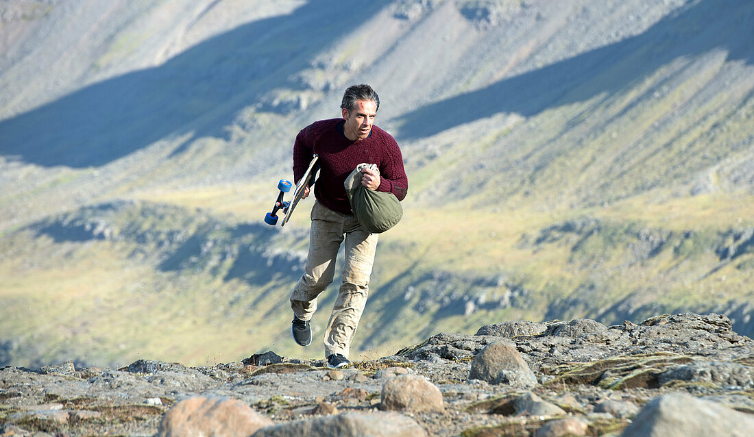 Walter Mitty ist mit seinem Longboard in der Landschaft Islands unterwegs, um den Spuren des Fotografen Sean O’Connell zu folgen.