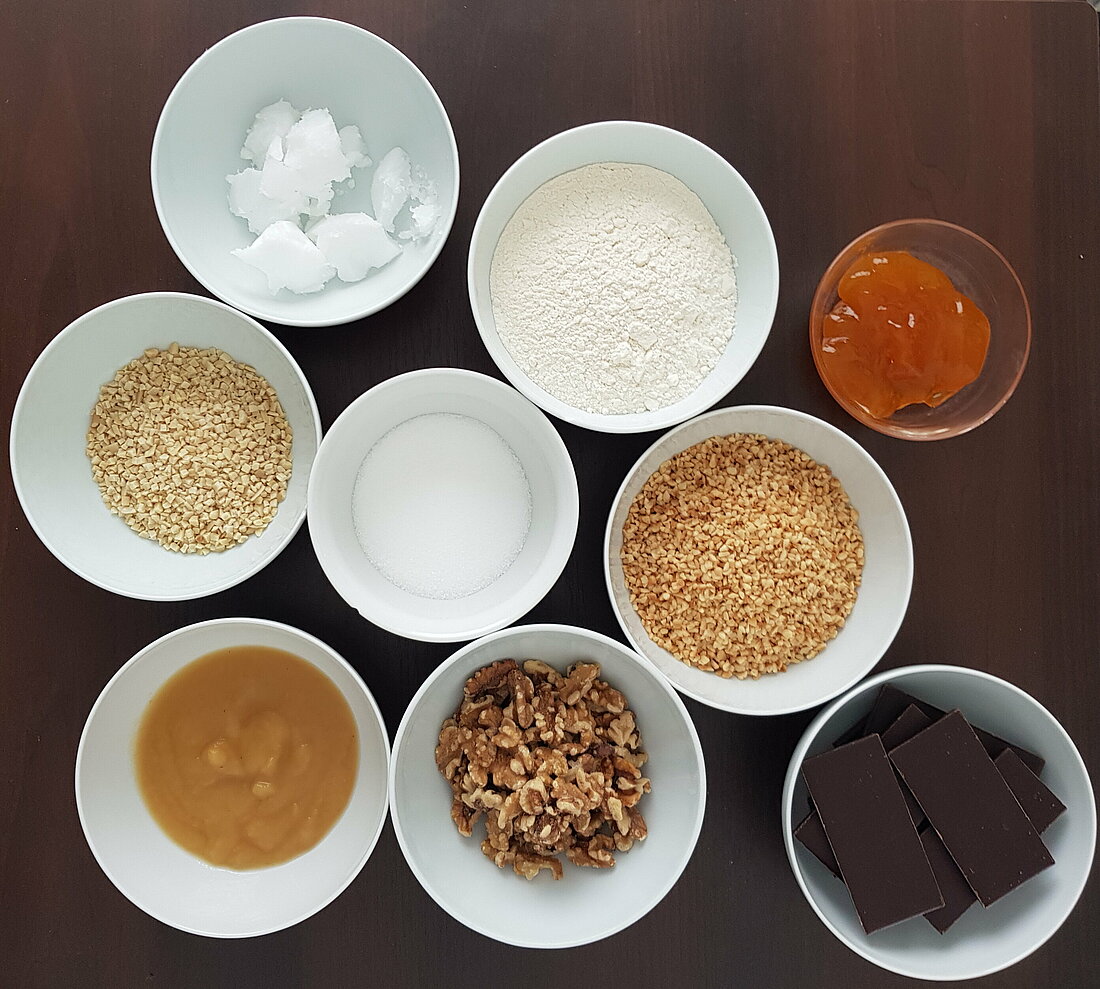 Die Zutaten für das Rezept gibt es in jedem Supermarkt Auf dem Bild sind mehrere weiße Schüsseln zu sehen, in denen sich die Zutaten für das Rezept befinden.