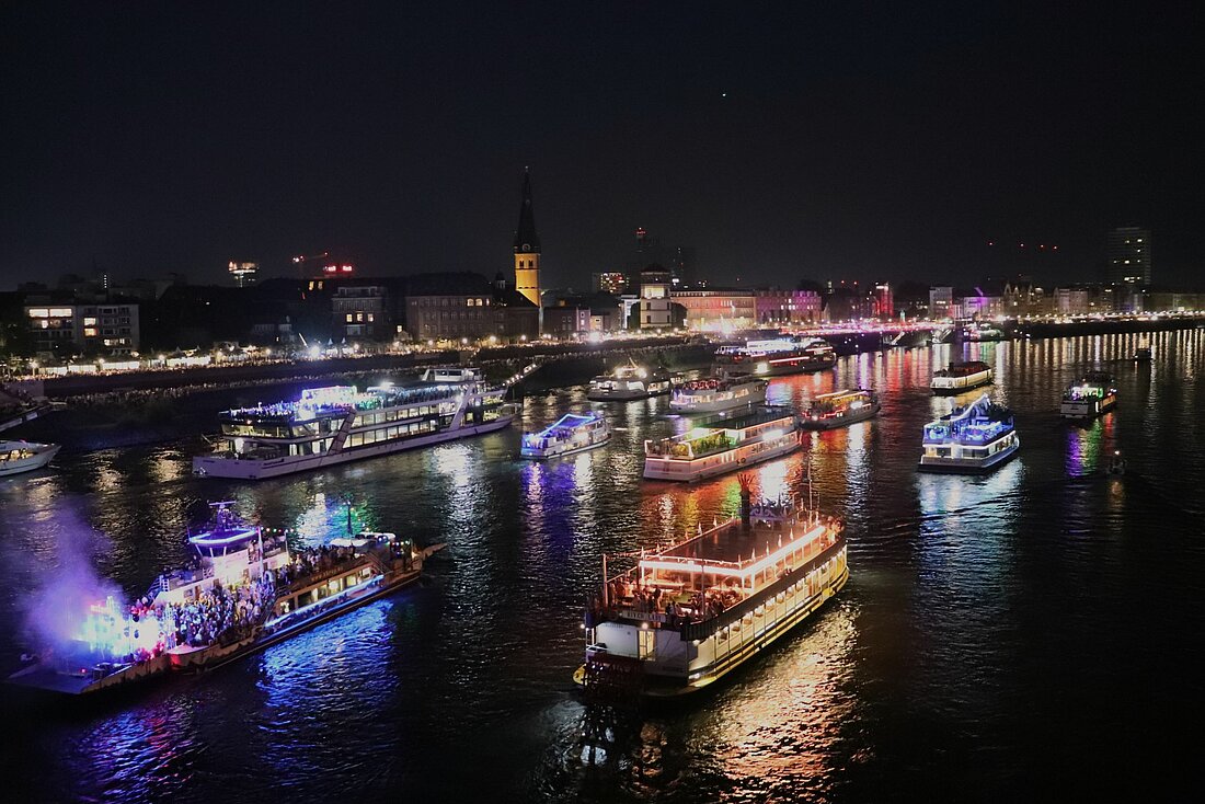 Rheinschiffe bieten während des Feuerwerks spezielle Rundfahrten mit Musikprogramm an (Foto: Vivien Henning) Rheinschiffe bieten während des Feuerwerks spezielle Rundfahrten mit Musikprogramm an (Foto: Vivien Henning)