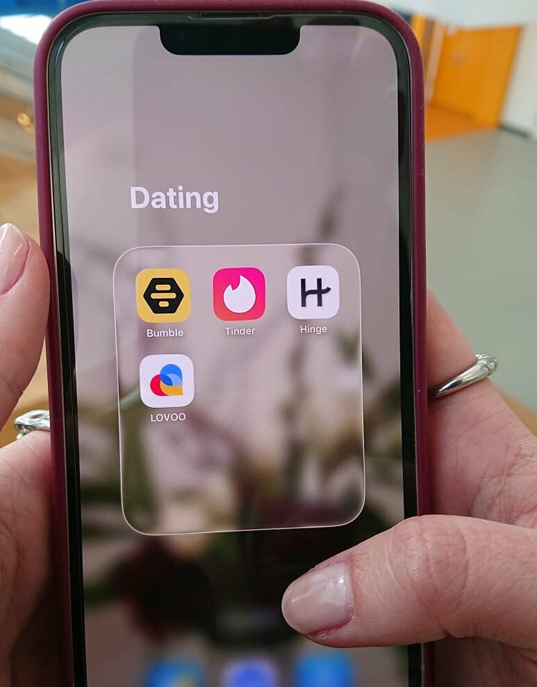 Das Bild zeigt Icons von bekannten Datingsapps auf einem Handydisplay.