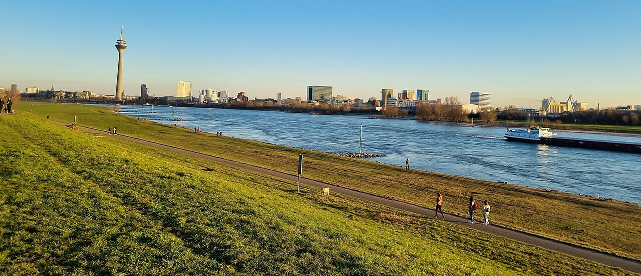 Man sieht den Rhein und den Süden von Düsseldorf.