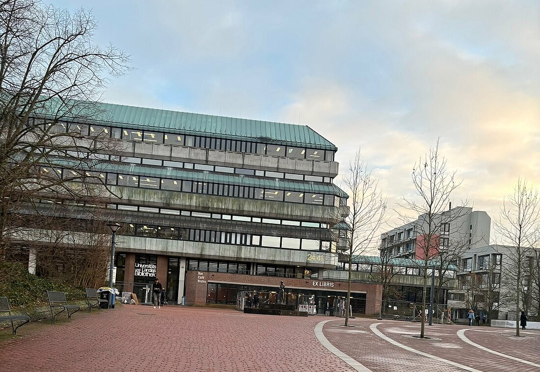 Man sieht die ULB von weitem auf dem HHU-Campus