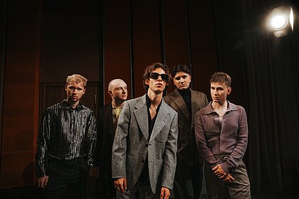 Man sieht die fünf Musiker der Giant Rooks nebeneinanderstehen