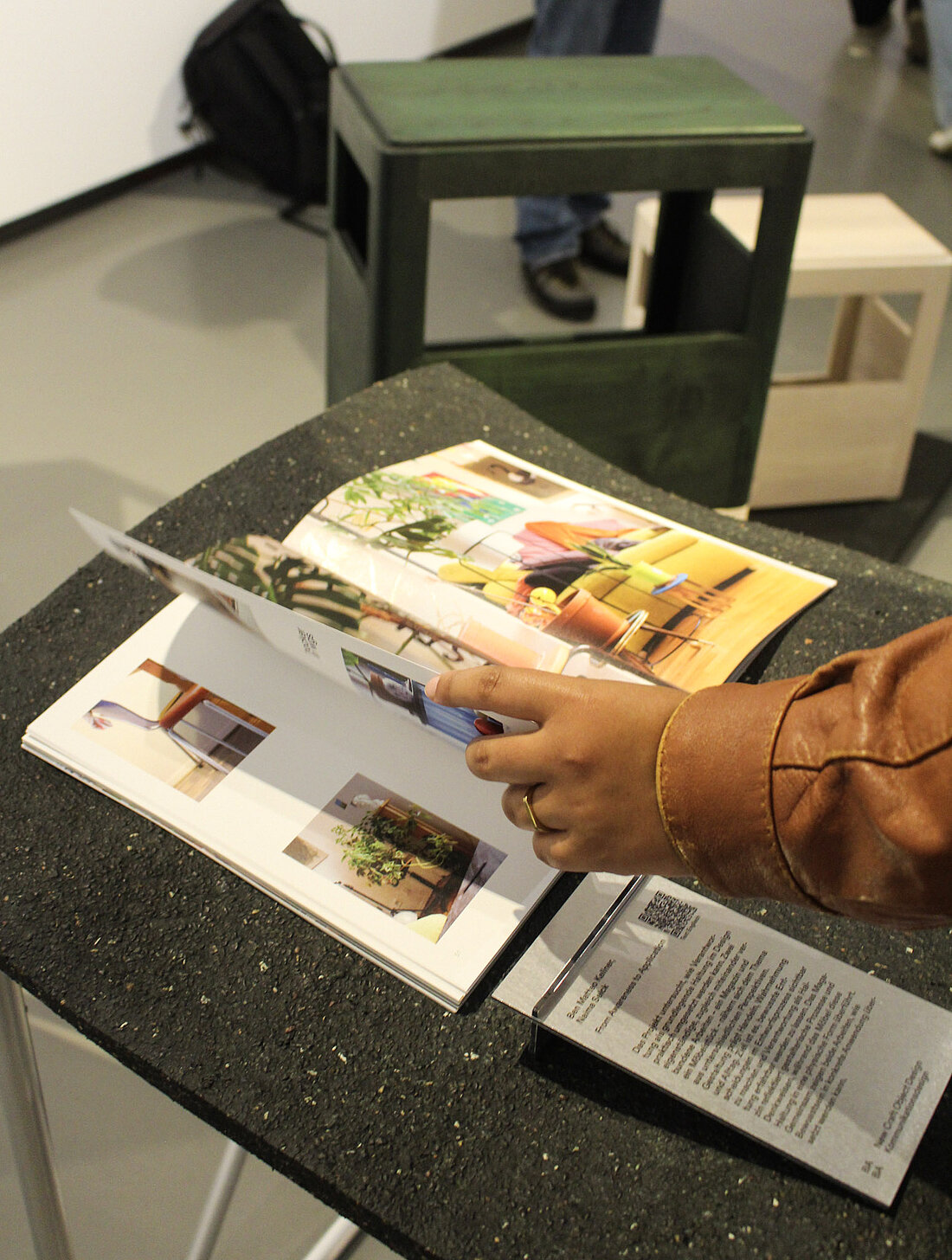 „From Awareness to Application“ von Ben Matteo Kellner und Naima Selck (Foto: Lieselotte Hahn) Ein Magazin mit Bildern wird durchgeblättert
