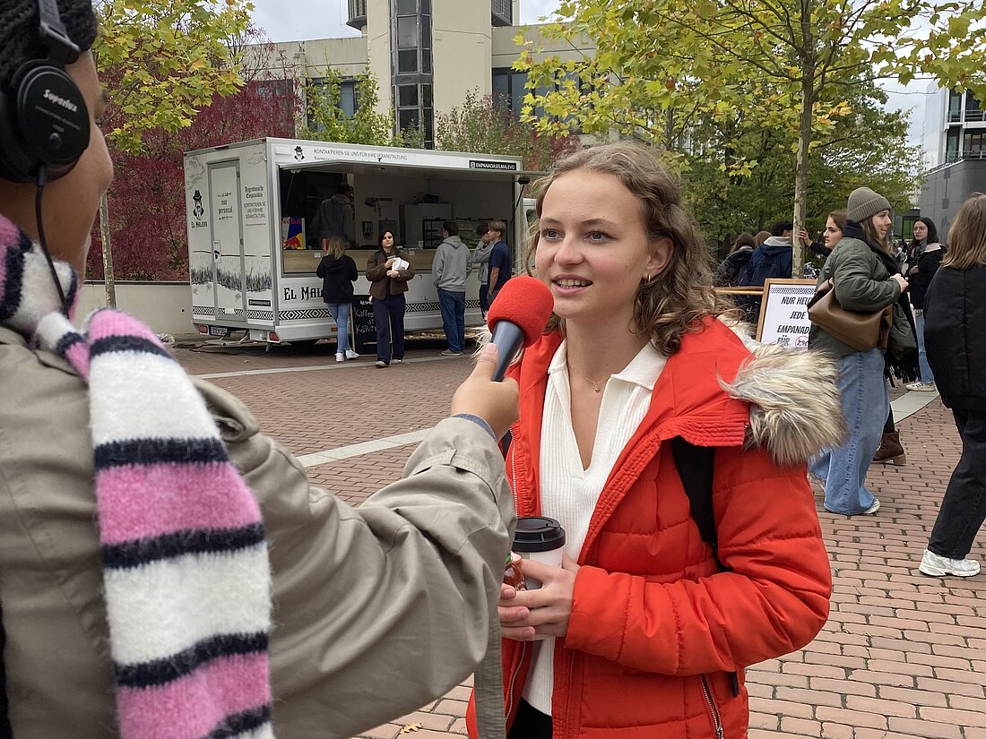 Studierende erzählen was sie gegen Einsamkeit tun. (Foto: Klara Engels) Studierende werden vom Hochschulradio interviewt