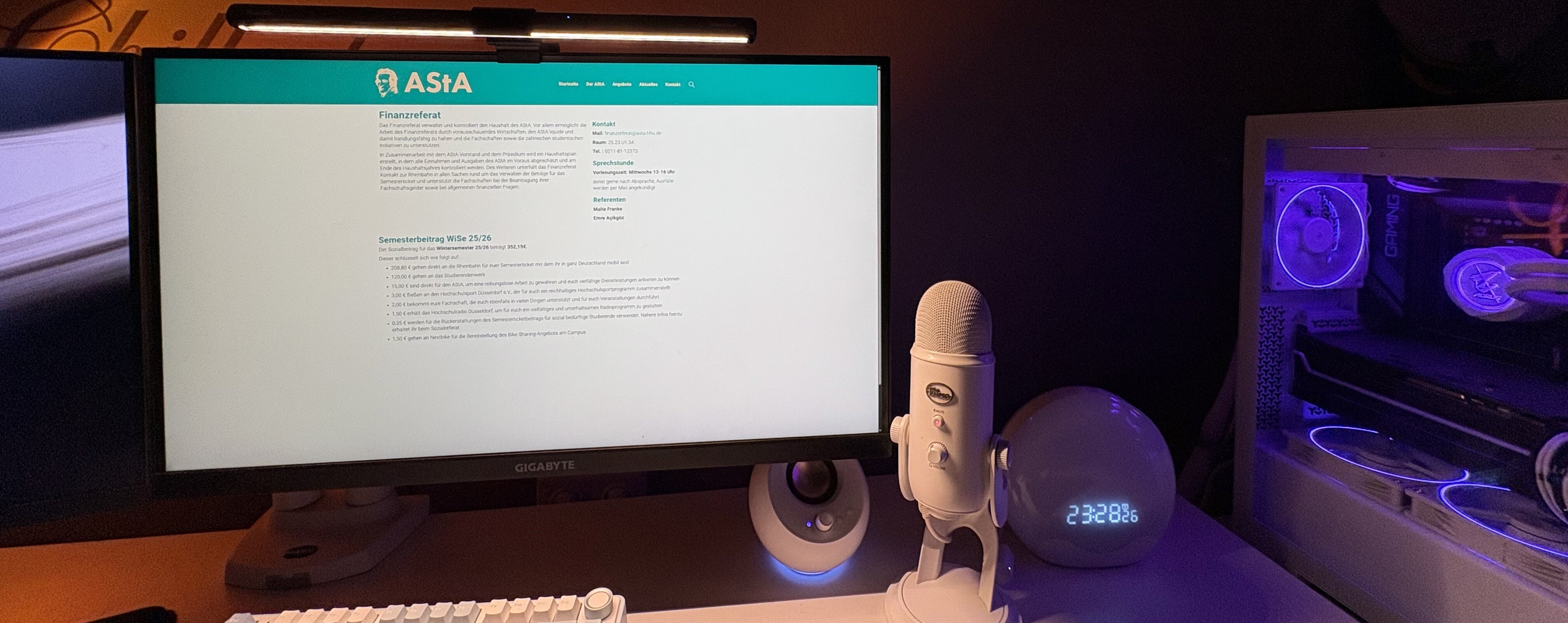 Auf dem Bild sieht meinen einen Computer mit der offenen Seite des Astas und dem Semesterbeitrag. 
