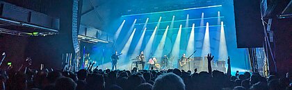 Zu sehen ist die britische Band Idles auf der Bühne bei ihrem Konzert im Kölner Palladium.