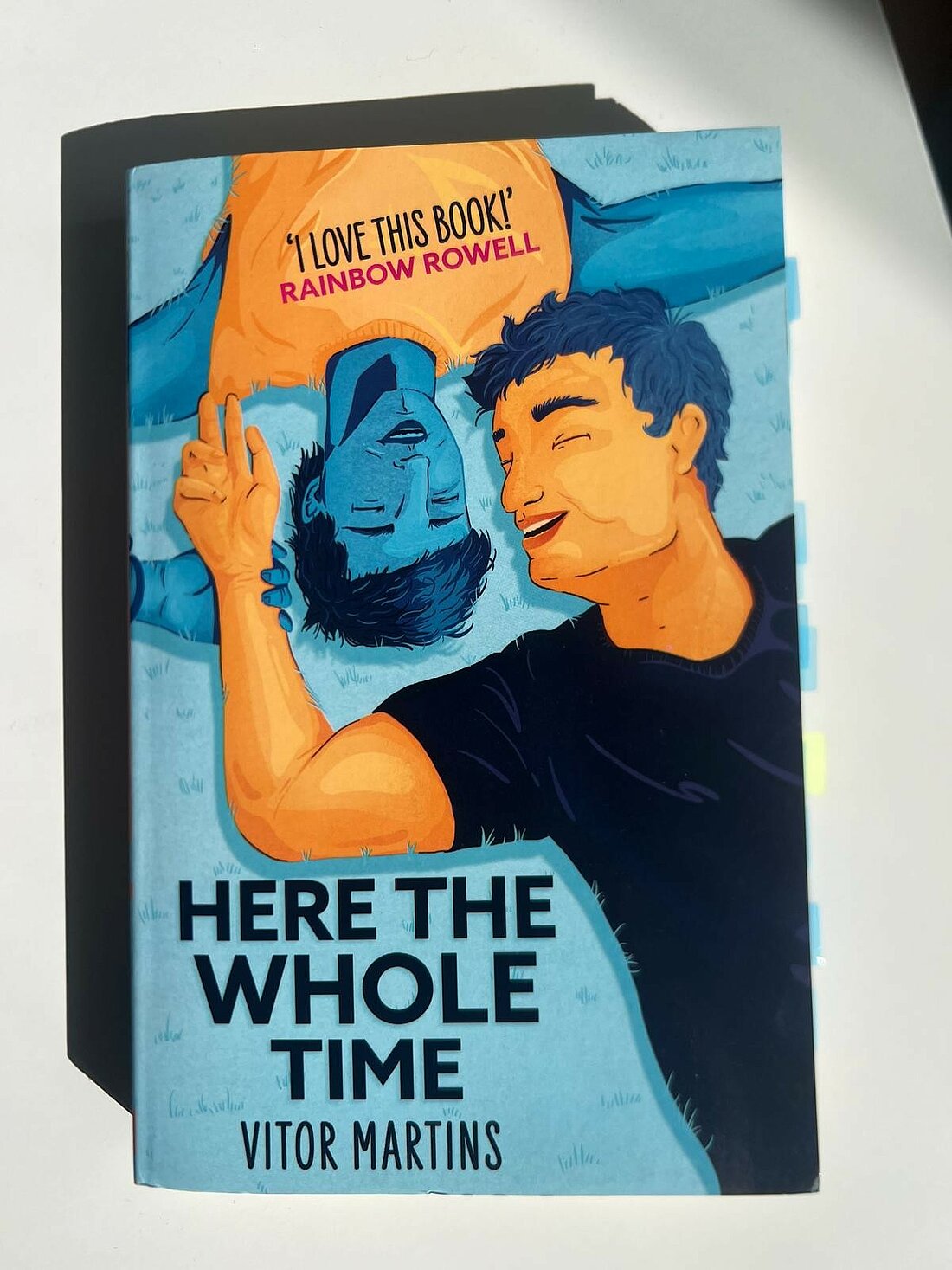 Here The Whole Time von Vitor Martins. (Foto: Valeska Ridzewski) Auf dem Foto ist das Buch Here The Whole Time von Vitor Martins zu sehen.