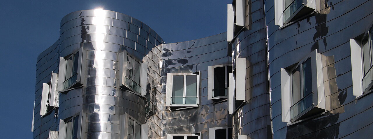 Auf dem Bild sieht man den Medienhafen in Düsseldorf (Foto: Michelle Pieczyk)