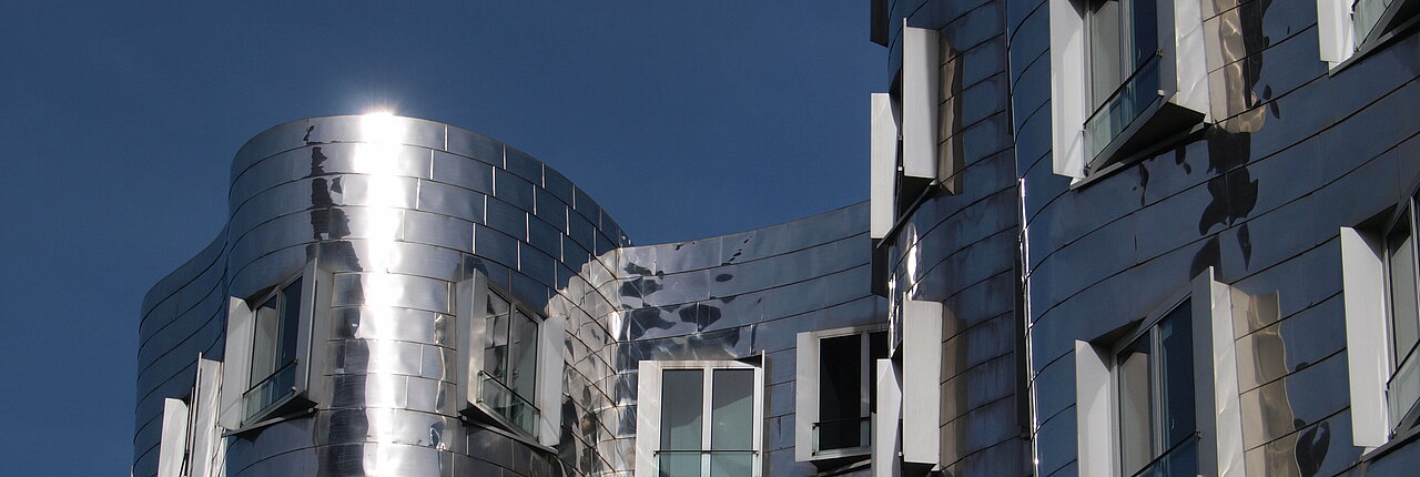 Auf dem Bild sieht man den Medienhafen von Düsseldorf bei gutem Wetter und blauem Himmel (Foto: Michelle Pieczyk)