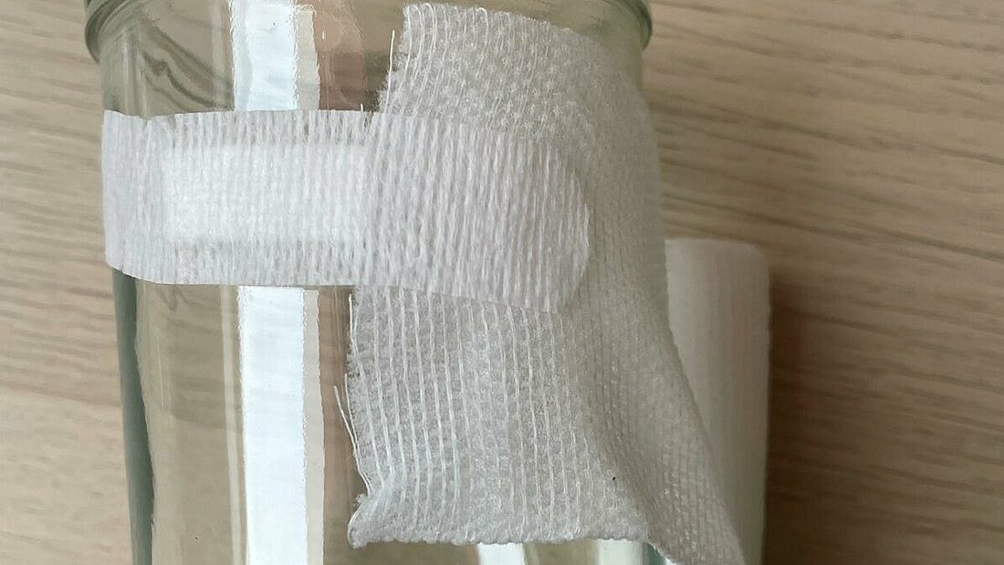 Die Mullbinde wurde mit einem Pflaster an das Glaß geklebt 