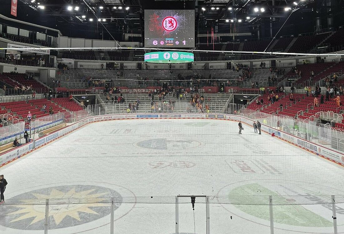 Auf dem Bild sieht man ein Eishockey-Stadion