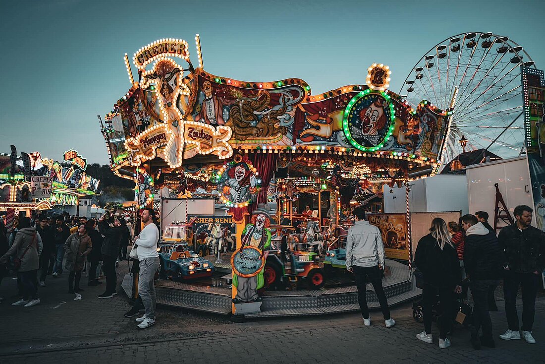 Man sieht ein Pferdekarussel.