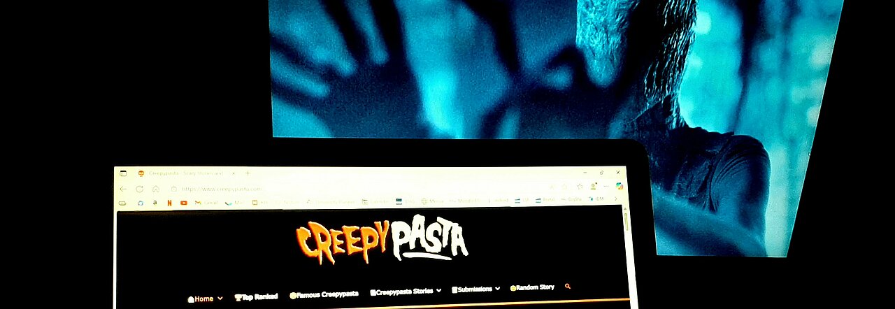 Man sieht zwei Bildschirme im Dunkeln, Links: Creepypasta.com, Rechts: Slenderman