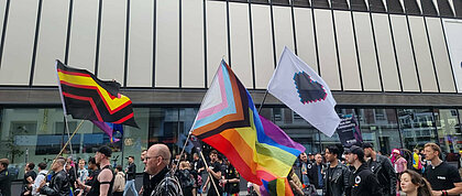 Die Demo auf dem CSD 2024 bei dem das TINby dabei war. (Foto: Michaela) Auf dem Foto ist die CSD Demo in Düsseldorf zu sehen. Es sind Flaggen der trans*, inter* und nonbinären Menschen zu sehen.