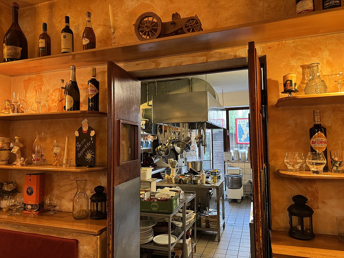 Auf dem Bild sieht man den Blick in die Küche der Pizzeria.