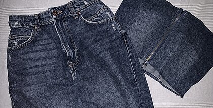 Aus einer Hose wird ein stylisher Rock. (Foto: Tamara Uhrmann) Auf dem Foto ist eine Hose zu sehen die in einen Rock umgenwandelt wurde.