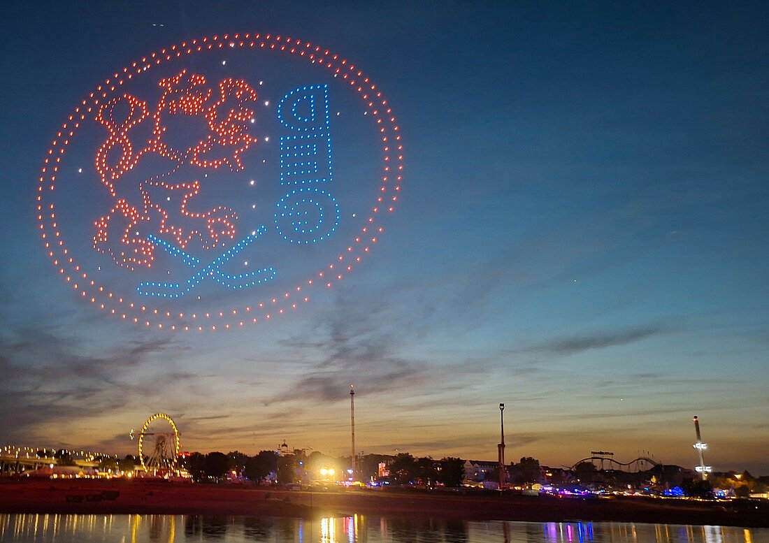 Auf dem Bild sieht man das DEG-Logo bei einer Drohnenshow am Himmel