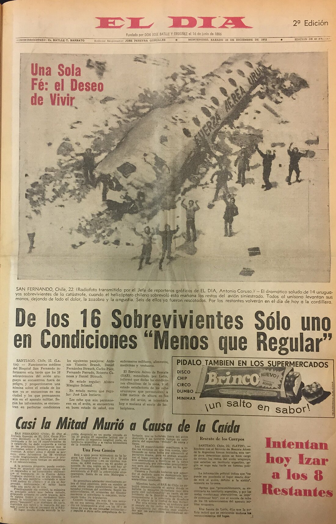 Auf dem Bild sieht man den Zeitungsartikel 'El Dia'. Das Titelbild zeigt den Rumpf des Flugzeugs aus Vogelperspektive. Die Überlebenden stehen daneben und winken zu den Rettungshubschraubern.