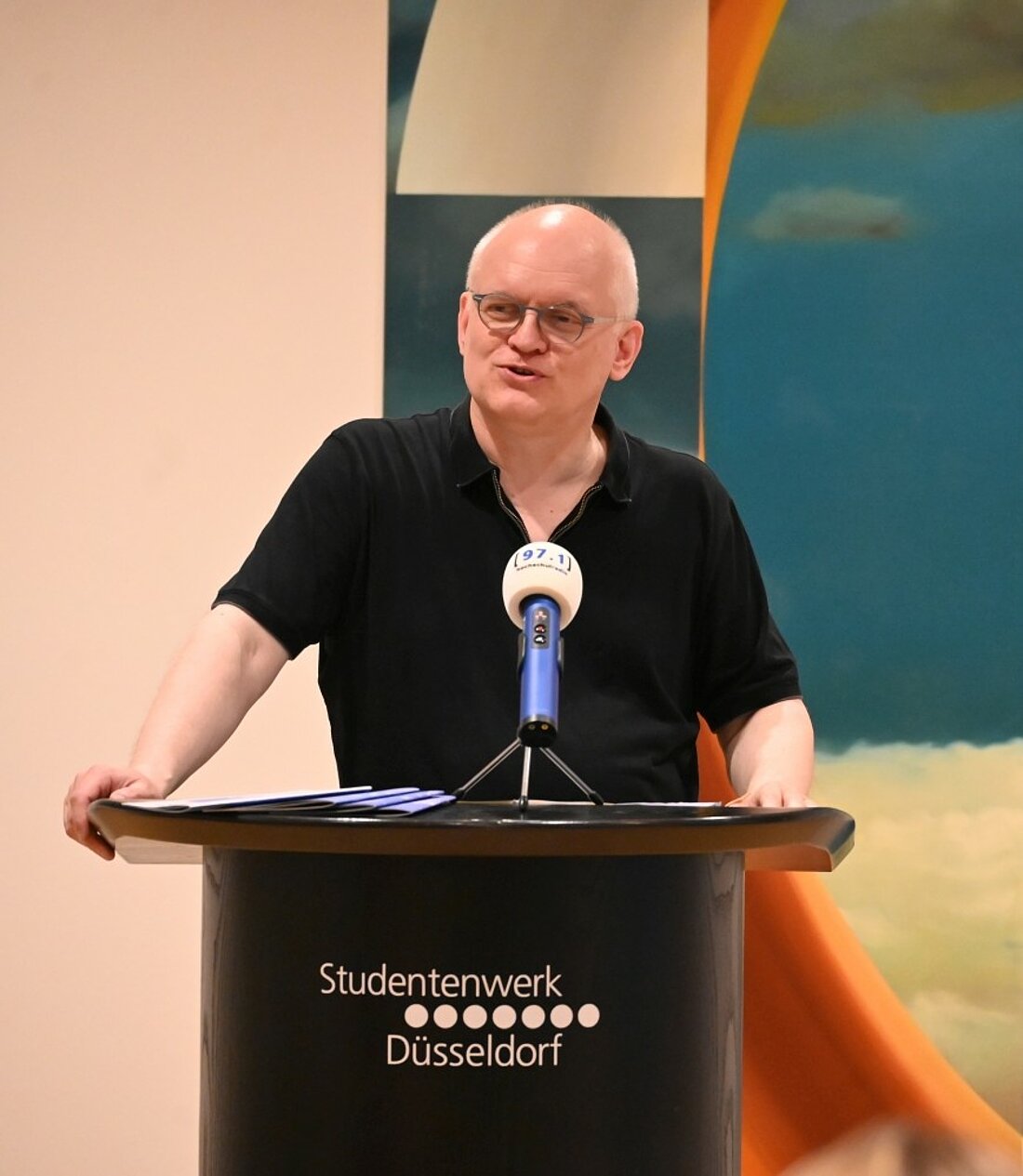 Auf dem Bild sieht man Andreas Meske, der eine Rede bei der Jubiläumsfeier zu 5 Jahre cm3 hält