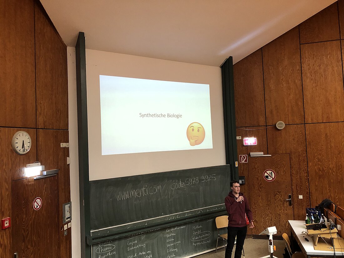 Beim dritten Slam ging es um synthetische Biologie. (Valeska Ridzewski) Auf der Folie zum Slam steht "Synthetische Biologie"